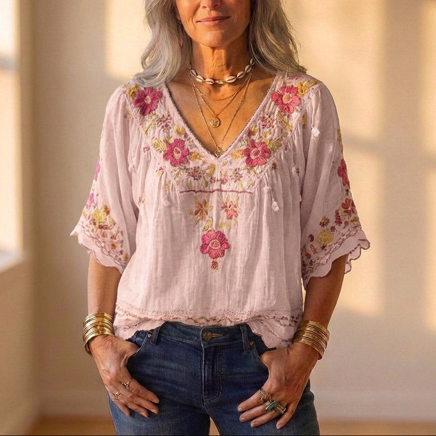 Blouse avec broderie florale et bordure en crochet