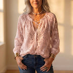 Blouse met geborduurd kant en strik aan de voorkant