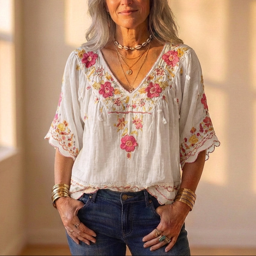 Blusa con bordado floral y ribete de crochet