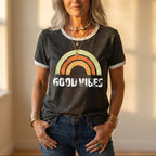 T-shirt con grafica arcobaleno Good Vibes