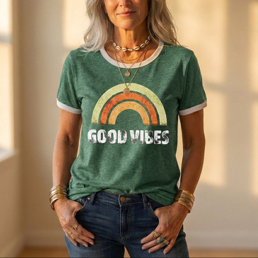 T-Shirt mit „Good Vibes“-Regenbogengrafik