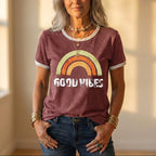 T-Shirt mit „Good Vibes“-Regenbogengrafik