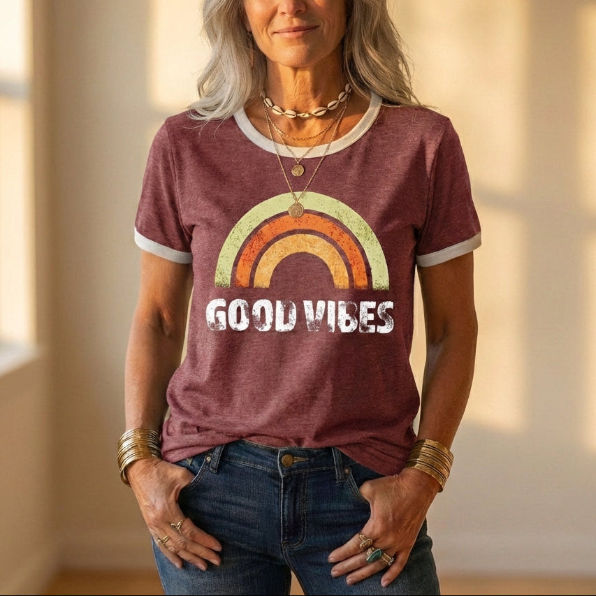T-shirt con grafica arcobaleno Good Vibes
