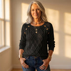 Oberteil mit Rautenzopfstrick und Knopfdetail an der Schulter