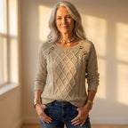 Top avec maille torsadée en losange et détail boutonné sur l'épaule