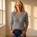 Oberteil mit Rautenzopfstrick und Knopfdetail an der Schulter