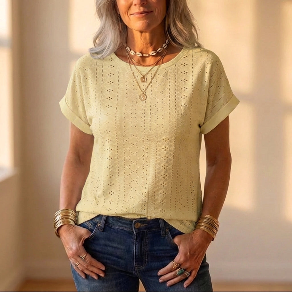 T-shirt in cotone con occhielli e motivo ritagliato all-over