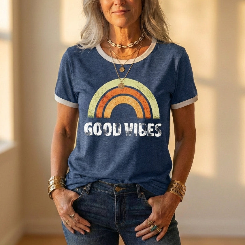 T-shirt met Good Vibes regenboogafbeelding