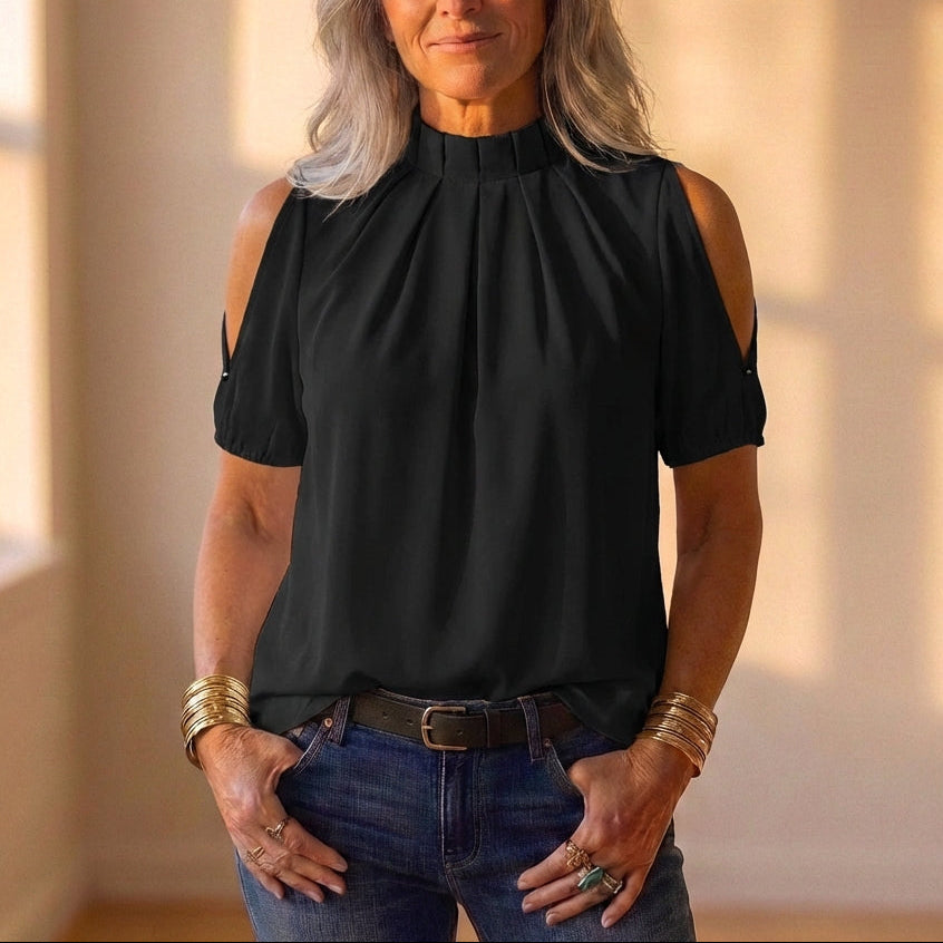 Top nero con spalle scoperte e dettagli a pieghe